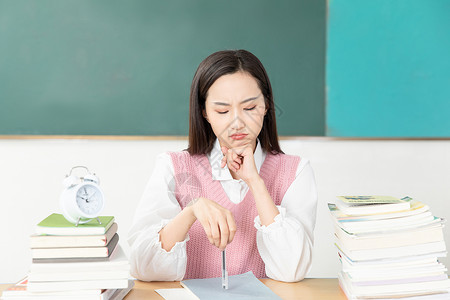 青年女性考研学习压力大图片