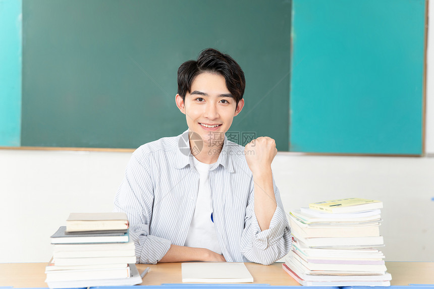 青年男性考研学习图片