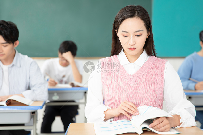 青年男女认真学习考研图片