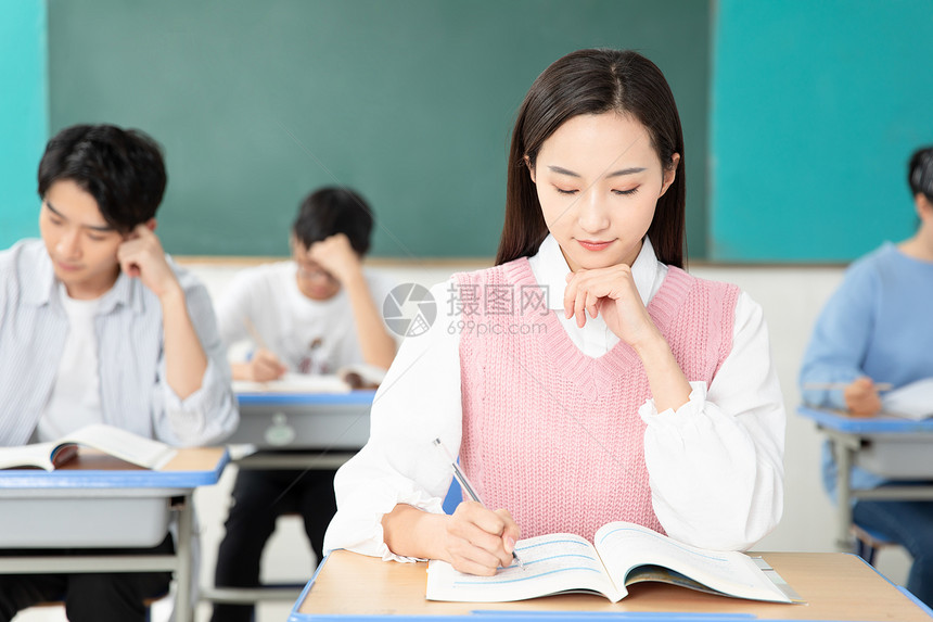 青年男女认真学习考研图片