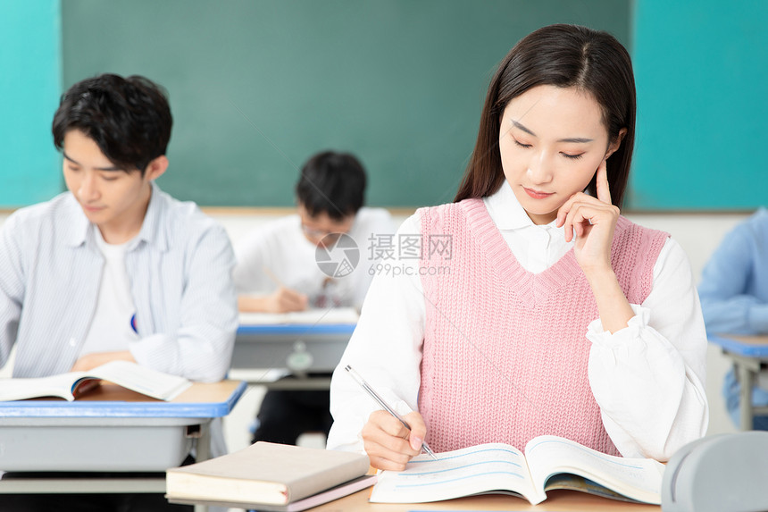 青年男女认真学习考研图片