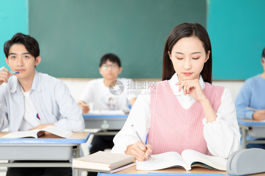 青年男女认真学习考研图片