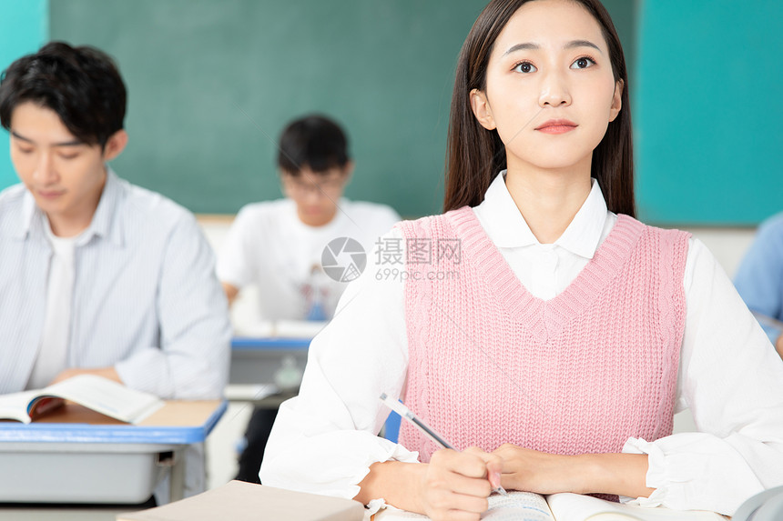 青年男女认真学习考研图片