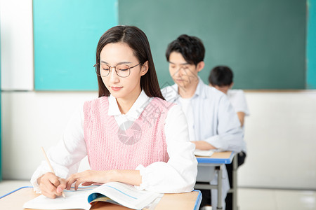 青年男女认真复习考研大学生高清图片素材