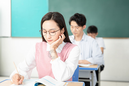 青年男女认真复习考研学习高清图片素材