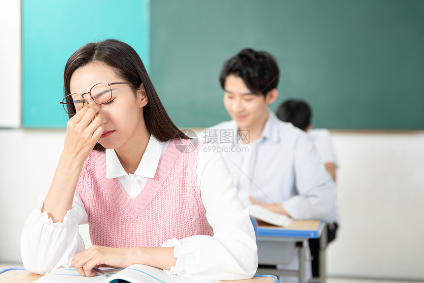 青年男女复习考研图片