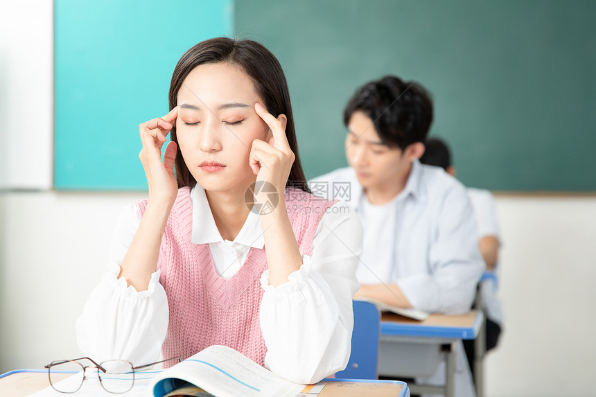 青年男女复习考研图片