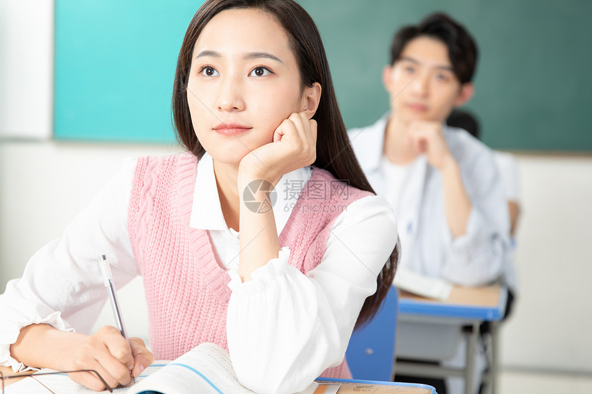 青年男女认真学习考研图片