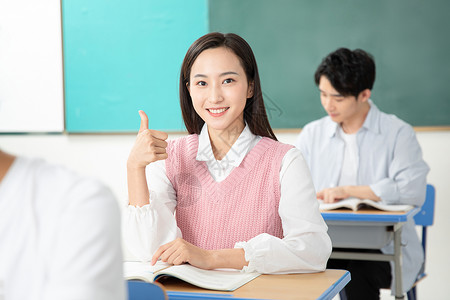 大学男女青年男女学习考研背景