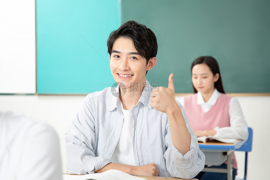 青年男女学习考研图片