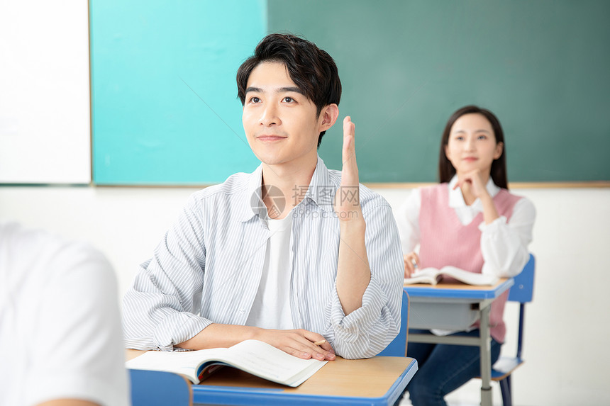 青年男女认真准备考试图片