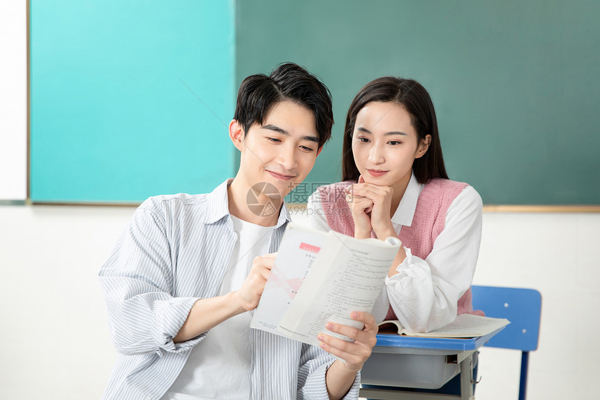 青年男女看书准备考试图片