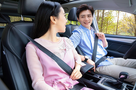青年夫妻驾车旅行亚洲人高清图片素材
