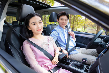 青年夫妻驾车旅行亚洲人高清图片素材