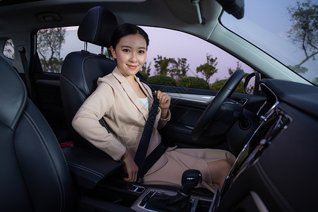 女性司机系安全带背景图片