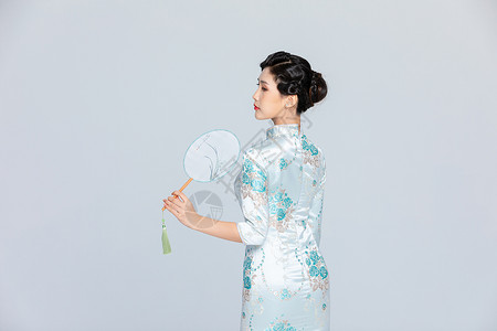 中国风旗袍优雅美女拿扇子背景图片
