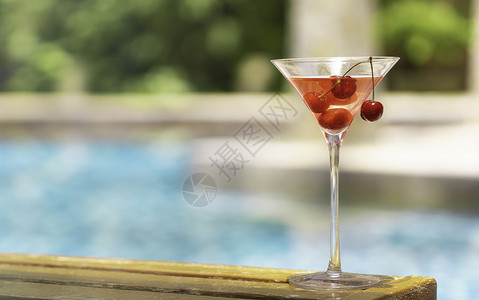 夏日度假桌子上的起泡酒饮料背景图片