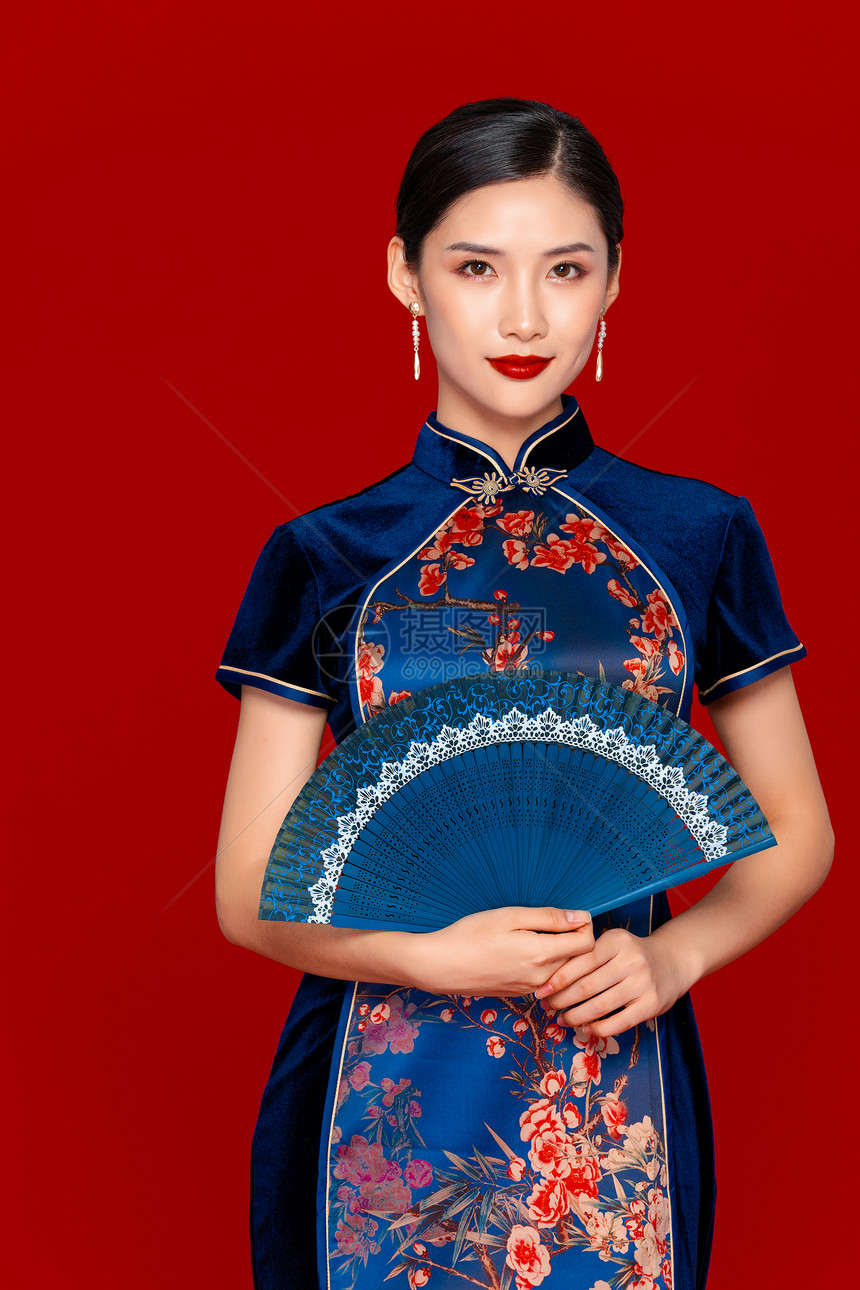 中国风旗袍美女拿扇子图片