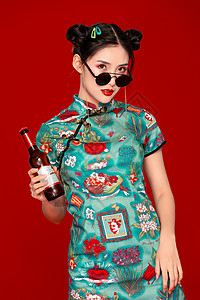 中国风酒瓶国潮旗袍美女拿酒瓶背景