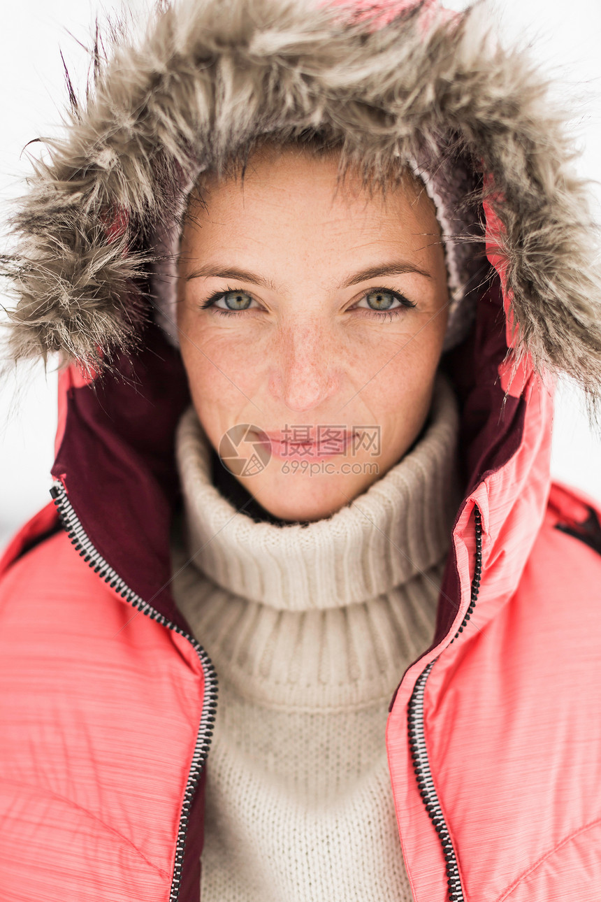 穿粉红色带兜帽滑雪夹克的女人的肖像图片