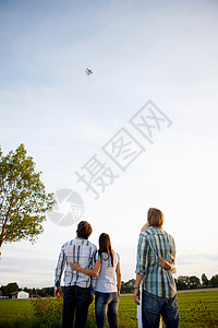 两对夫妇看着气球升空图片