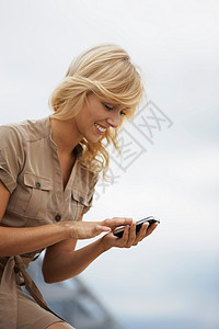 玩手机的外国金发女人图片
