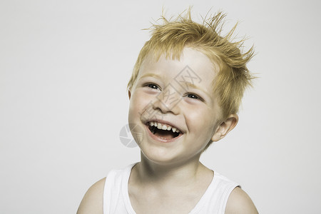 微笑的小孩姜黄色头发的可爱男孩的工作室肖像背景