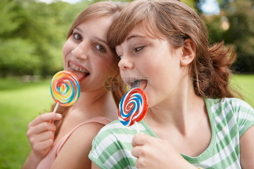两个女孩一起吃棒棒糖图片