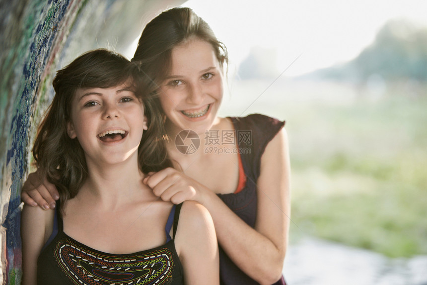 两个女孩在公园里玩得很开心图片