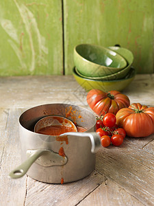 桌上番茄汤炖锅背景图片