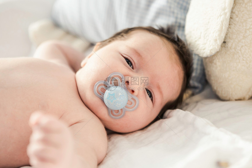 躺在婴儿床上的男婴特写镜头图片