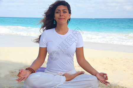 女性在海滩天堂岛拿骚巴哈马做瑜伽图片