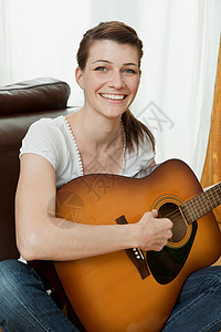 弹吉他的年轻女子图片