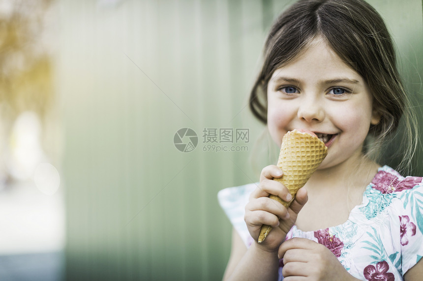 年轻女孩吃冰淇淋的照片图片
