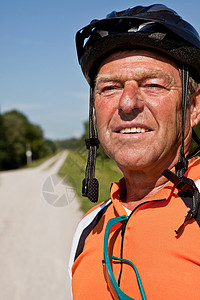 戴自行车头盔的老人图片