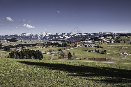 德国阿尔高远处白雪皑皑的山脉景观图片
