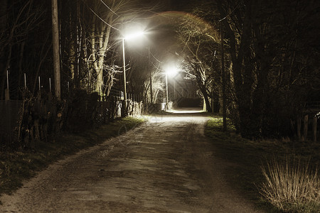 夜间的土车道和路灯图片