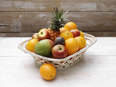 木桌上的一篮新鲜水果图片