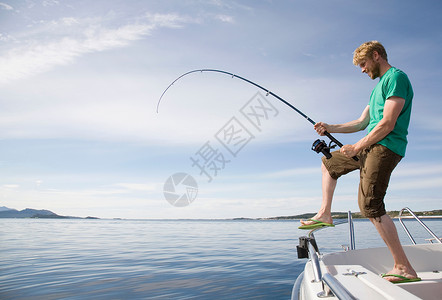 禁止钓鱼人从船上深海捕鱼背景