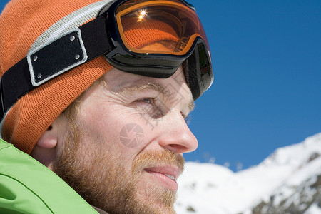 戴滑雪护目镜的冬季景观中的男人图片