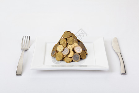 餐盘上的一堆欧元硬币高清图片