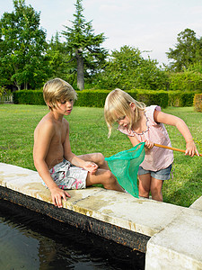 孩子们在池塘里钓鱼图片