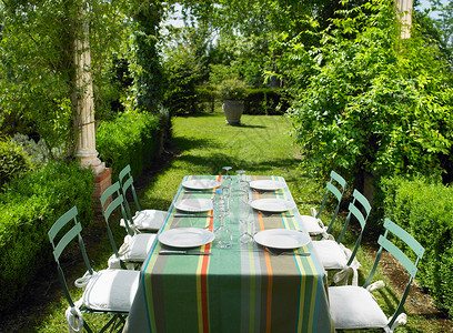 户外院子花园里的桌子背景