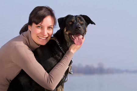 女人抱狗在户外宠物高清图片素材