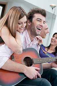 朋友们弹吉他玩得很开心年轻女子高清图片素材