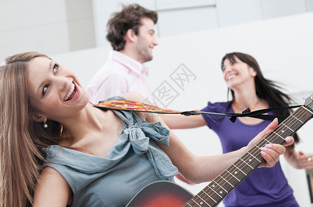 弹唱吉他外国人像高清图片素材