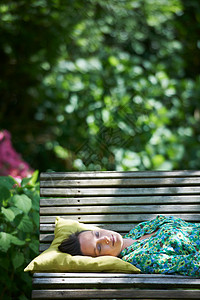 在公园长椅上放松的女人图片
