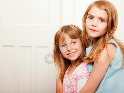 两个女孩拥抱的肖像感情高清图片素材