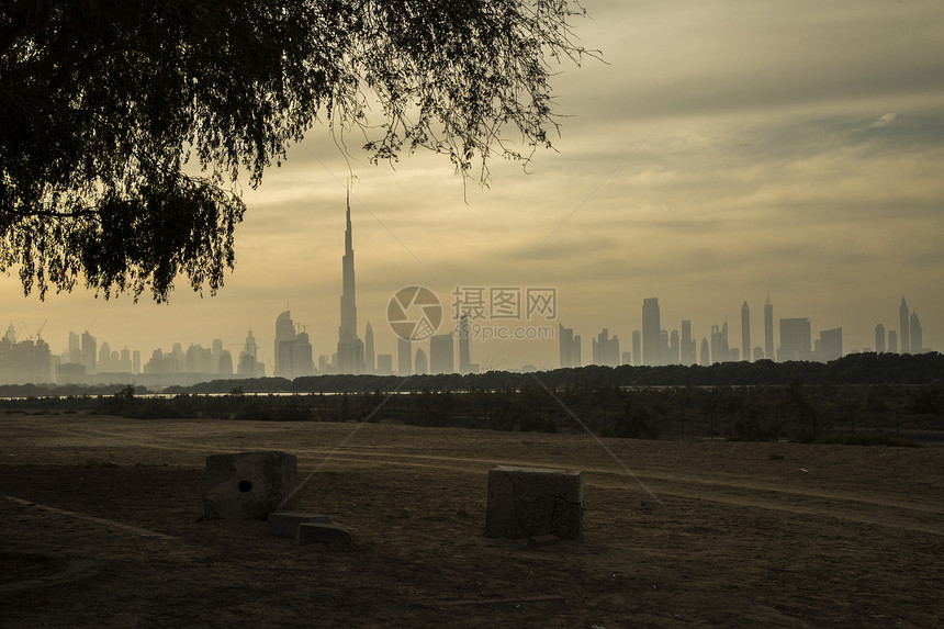 迪拜黎明时分的哈利法和城市天际线轮廓图图片