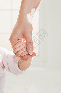 母亲牵着婴儿的手图片
